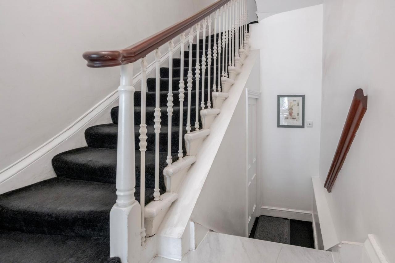 Oxford Street Homestay London Bagian luar foto